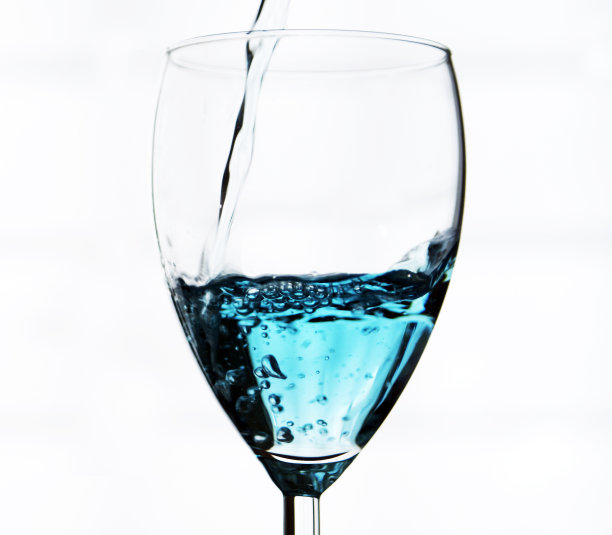 酒杯里的蓝色水图片下载