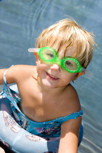 游泳池里的小男孩图片下载