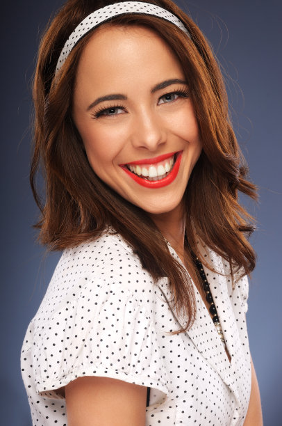 快乐的年轻女子画像图片下载