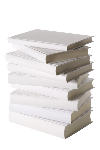 在白色背景上堆叠的空白书的孤立镜头图片下载