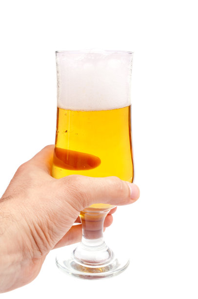 手里拿着啤酒图片下载