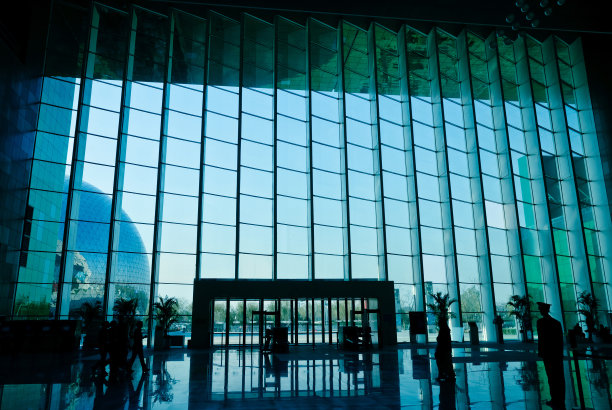 人们在机场候机楼中转图片下载