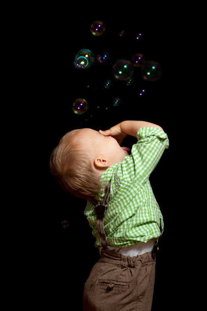 男孩玩泡泡图片下载