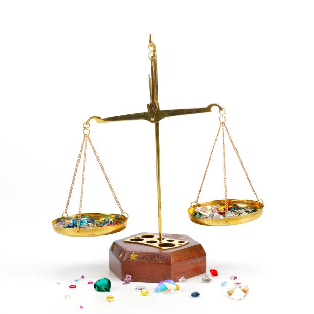 明亮的宝石在平衡规模图片下载