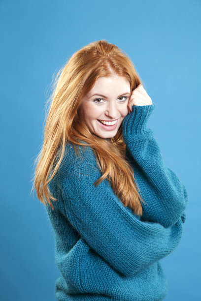 可爱的红发女穿着蓝色毛衣图片下载