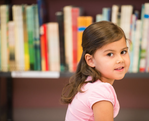 图书馆里可爱的小女孩图片下载