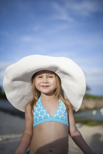 小女孩戴着大帽子图片下载