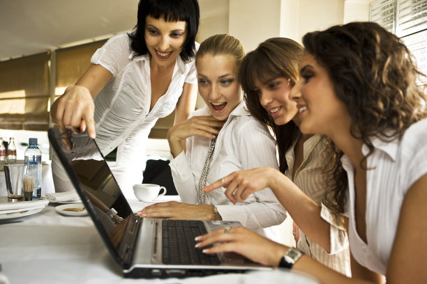 在咖啡馆工作的朋友图片下载