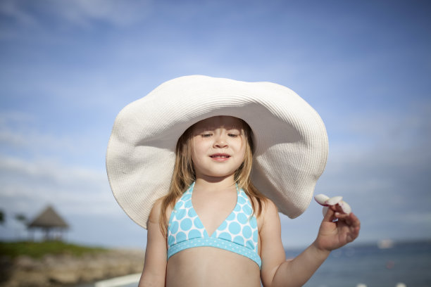 小女孩戴着大帽子图片下载