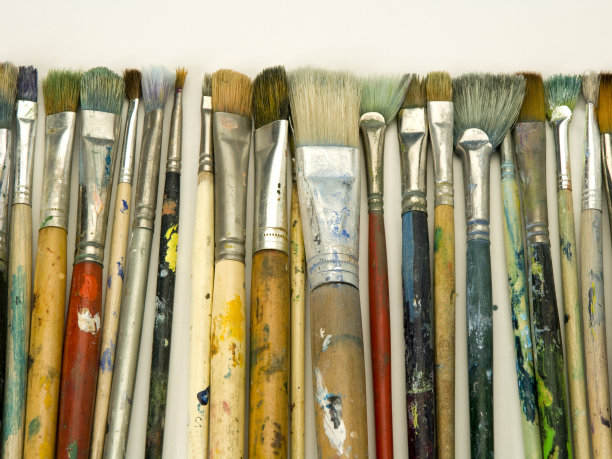 用美术画笔在白纸背景上画图片下载