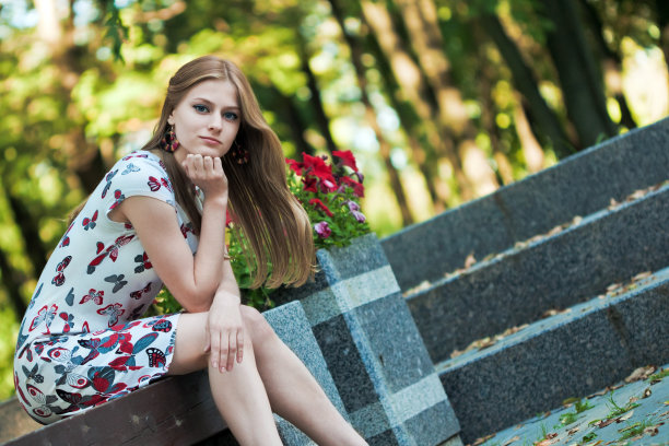 漂亮的金发美女坐在长凳上图片下载