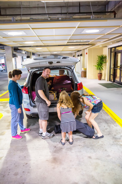 家人把行李放在车里图片下载