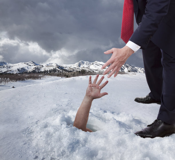 向无助者伸出援助之手图片下载