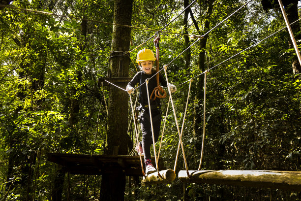 小孩有一个美好的时间做伞图片下载