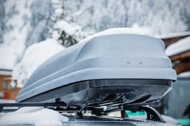 屋顶架与货物箱在冬天图片下载