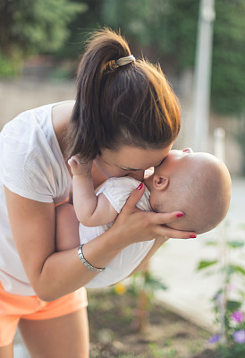母亲和婴儿的爱图片下载