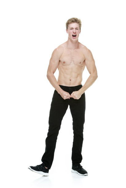 赤裸上身的肌肉男在欢呼图片下载