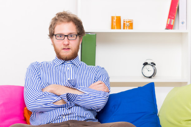 房间里有个年轻人图片下载