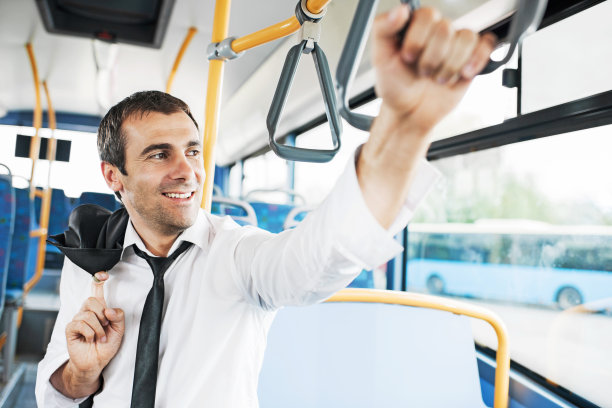 快乐的商人在公车上。图片下载
