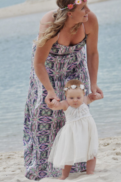 母亲教幼童走路图片下载