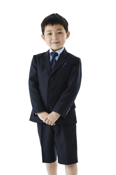 小男孩穿着正式的衣服图片下载