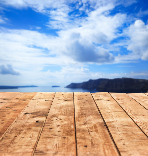 希腊圣托里尼岛的空桌子图片下载