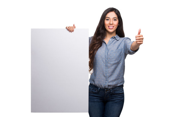 拉丁年轻女子举着竖起大拇指的牌子图片下载