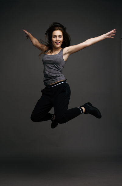 跳跃的年轻女人图片下载