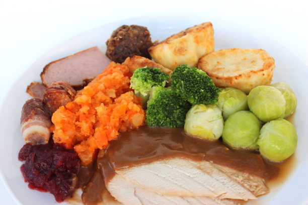 圣诞烤火鸡晚餐：球芽甘蓝和烤土豆图片下载