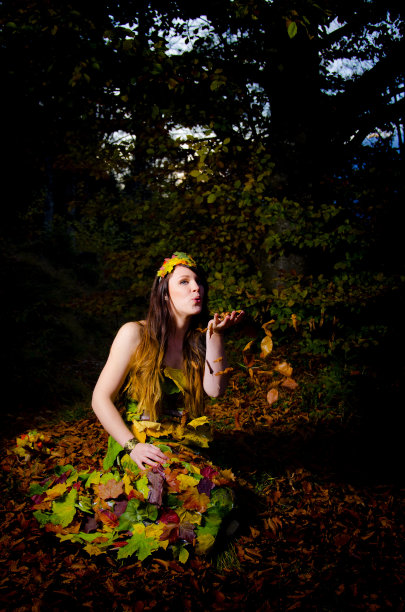 秋姑娘穿着树叶的衣服图片下载