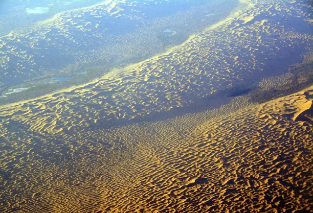 巴丹吉林沙漠沙波，鸟瞰图，内蒙古图片下载