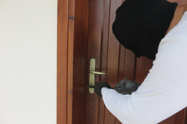 拿着撬棍的窃贼或小偷图片下载