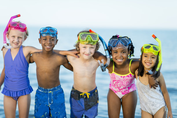 海滩上的孩子图片下载