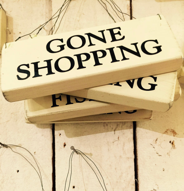 买东西的牌子挂在家里的墙上。图片下载