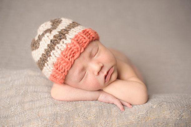 新生儿睡觉的男孩图片下载