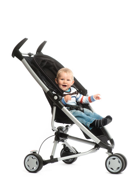 小男孩在婴儿车里图片下载