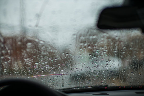 雨落在挡风玻璃上图片下载