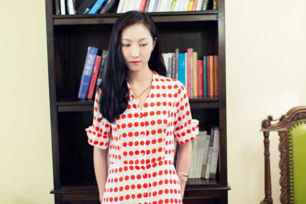 女孩和她的书架图片下载