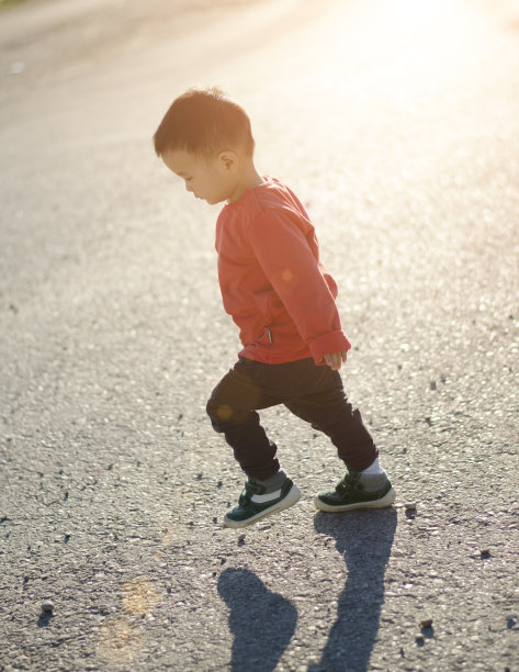 小男孩在户外玩耍图片下载