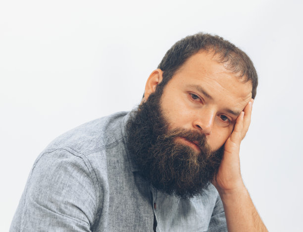 满脸忧伤的胡子男子图片下载