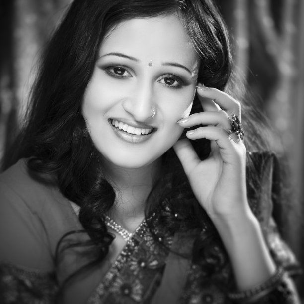 穿着传统服装的漂亮印度女人看着我。图片下载