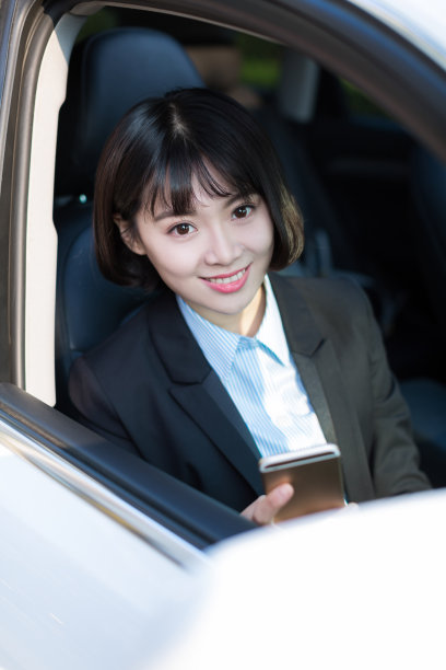 一个穿着黑色西装的中国女孩图片下载