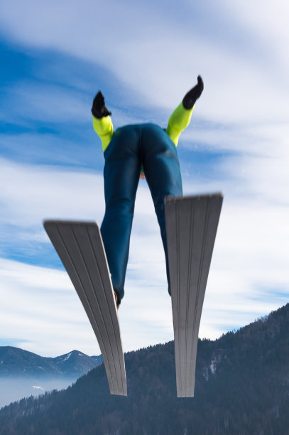 后视图滑雪跳台刚跳下来图片下载