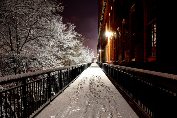 洛厄尔河畔人行道上覆盖着积雪的小路图片下载