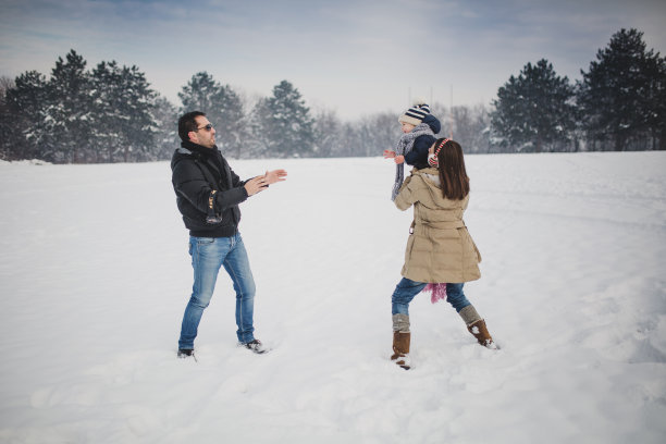 幼童和她的父母在公园图片下载