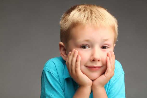 年轻的男孩图片下载