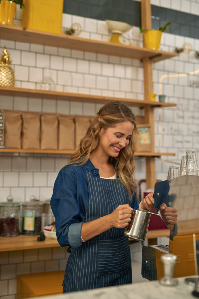 迷人的女咖啡师正在煮咖啡图片下载