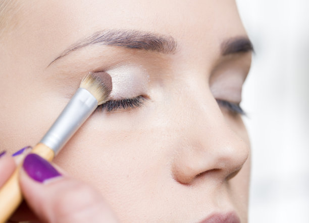 给年轻女子化妆图片下载