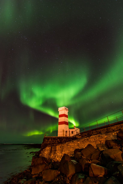冰岛灯塔上方的北极光图片下载