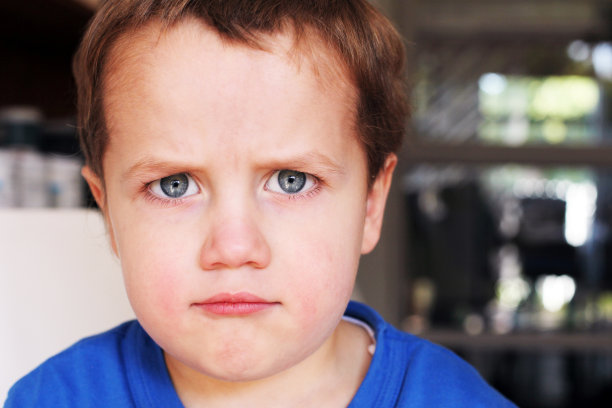 愤怒的孩子图片下载